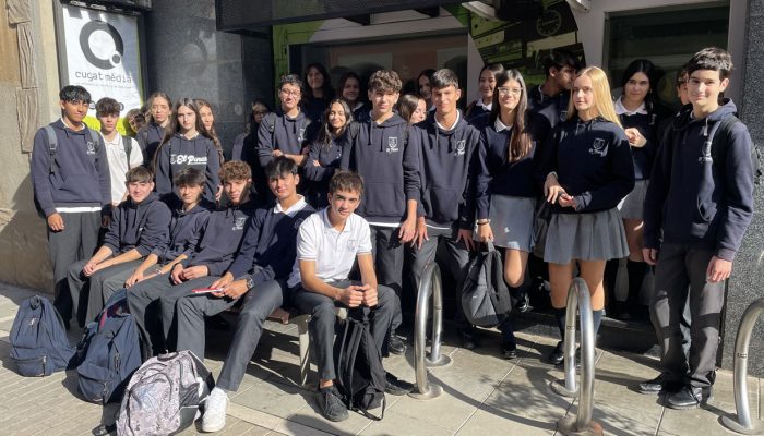 Alumnat de l'escola El Pinar davant de Cugat Mèdia