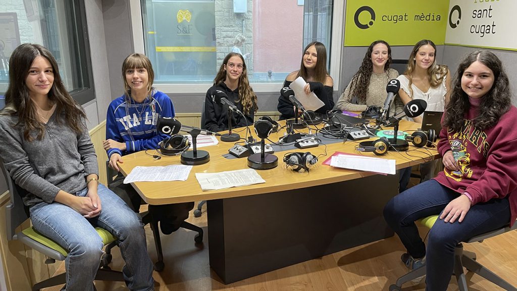 Alumnes de l'Institut Angeleta Ferrer a l'estudi de Ràdio Sant Cugat