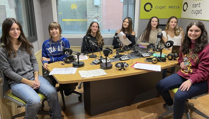 Alumnes de l'Institut Angeleta Ferrer a l'estudi de Ràdio Sant Cugat