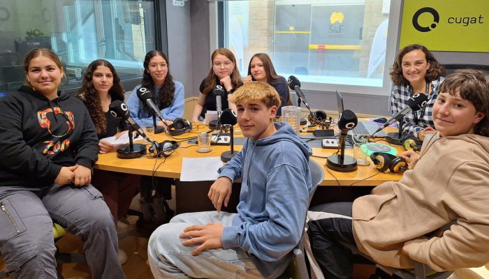 Alumnes de l'Institut Leonardo da Vinci a l'estudi de Ràdio Sant Cugat