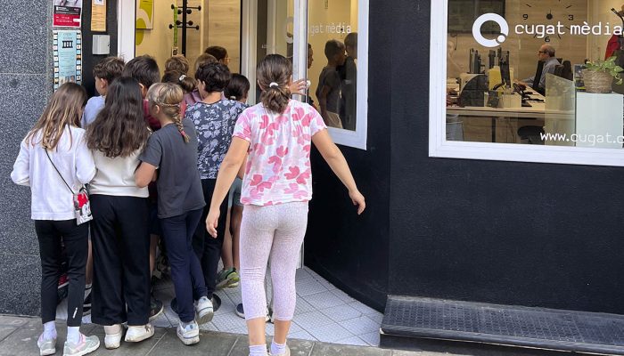 Alumnes de l'escola La Mirada entrant a Cugat Mèdia. / Foto: Escola La Mirada